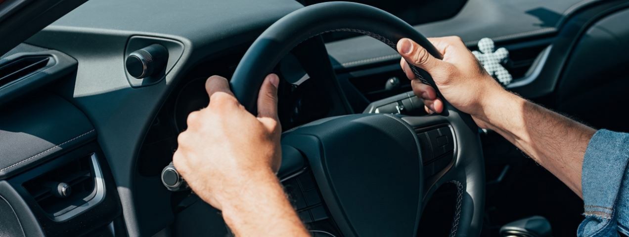 This Is the Right Way to Clasp the Steering Wheel for Safety