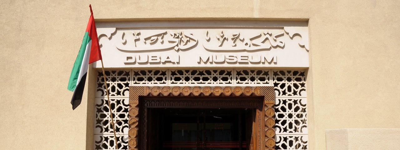 اكتشاف سحر دبي القديمة: استكشاف المواقع التاريخية من سيارة