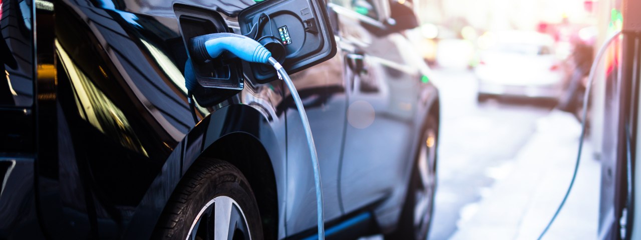 ارتفاع أسعار الوقود - لماذا يعد التبديل إلى السيارات الكهربائية أو الهجينة أمر أفضل