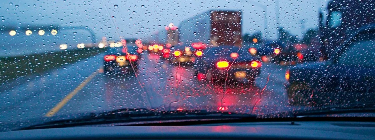 نصائح للسلامة أثناء القيادة تحت المطر
